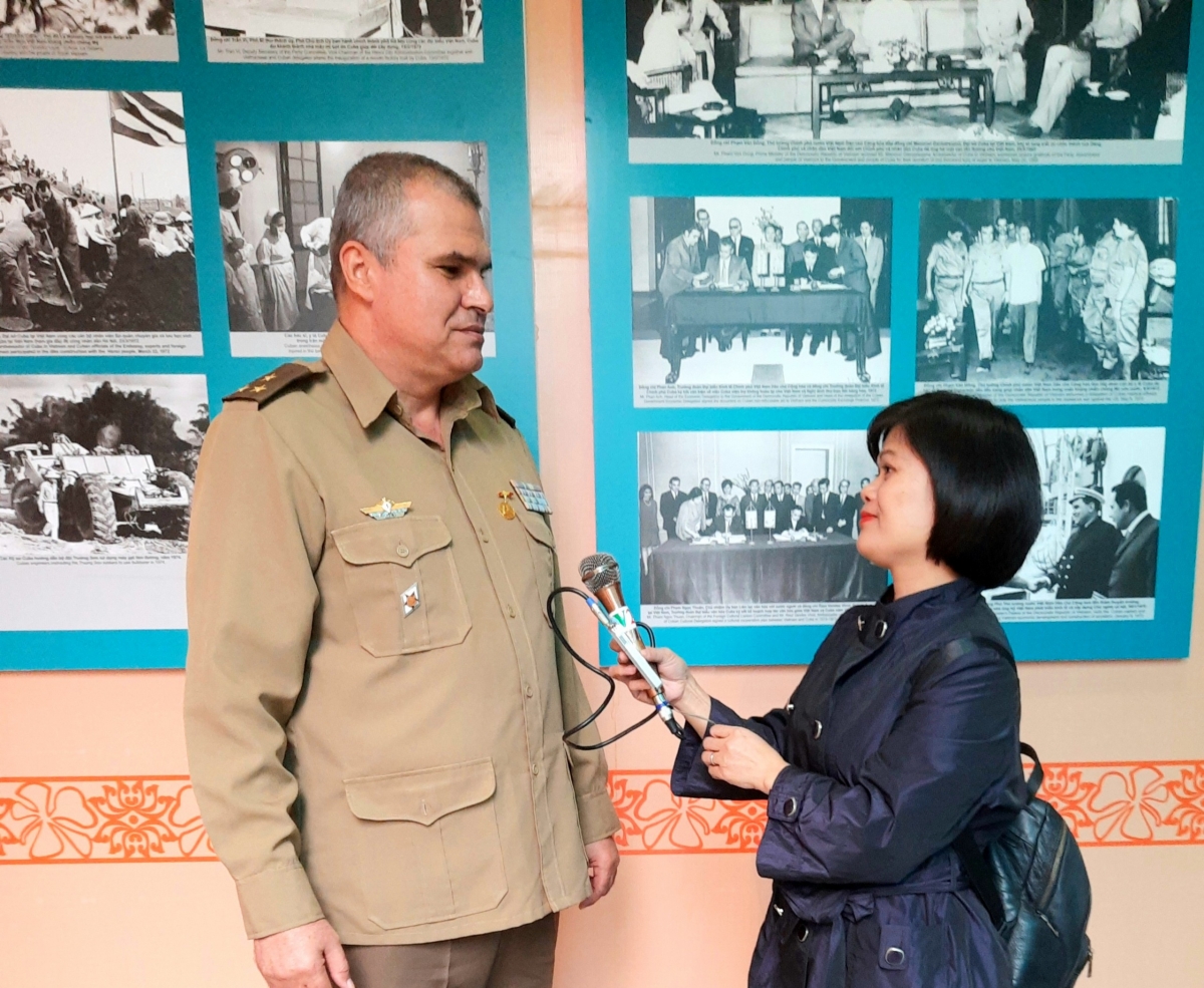 Đại tá, Tùy viên quân sự Hải quân và Không quân Cu Ba tại Việt Nam Juan Miguel Garcia Montano trả lời phỏng vấn phóng viên VOV2 khi tham quan triển lãm.