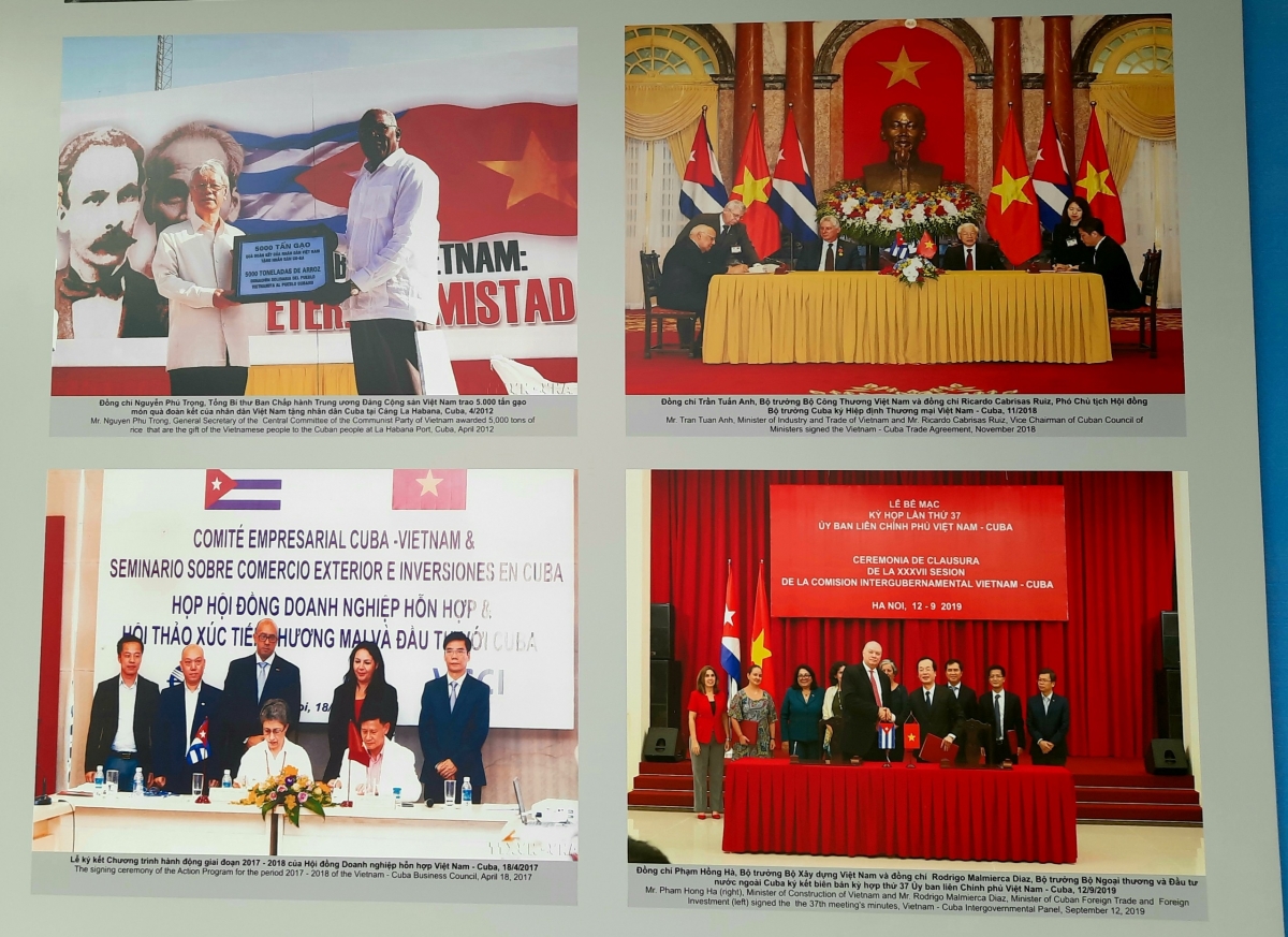 Những hình ảnh ký kết hợp tác giữa hai quốc gia được trưng bày tại cuộc triển lãm "Việt Nam-Cu Ba nghĩa tình son sắt".