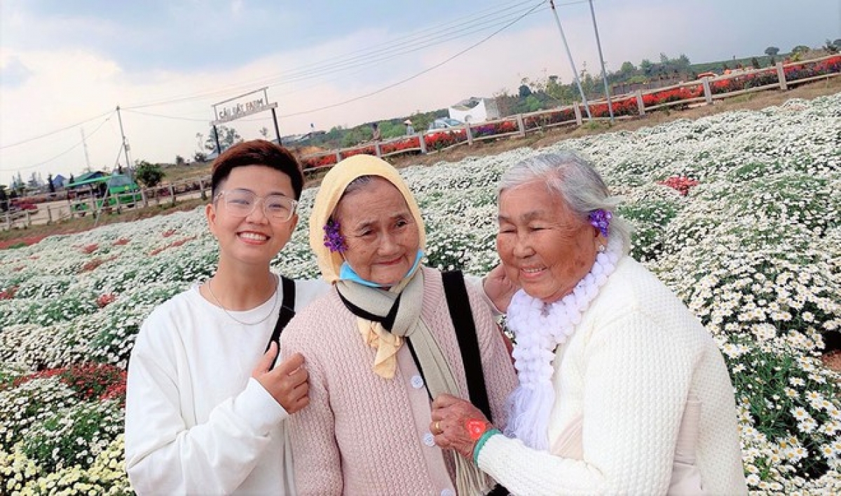 Chị Dương Ân (cháu ngoại 2 cụ) chụp hình cùng 2 bà ngoại "xì tin"