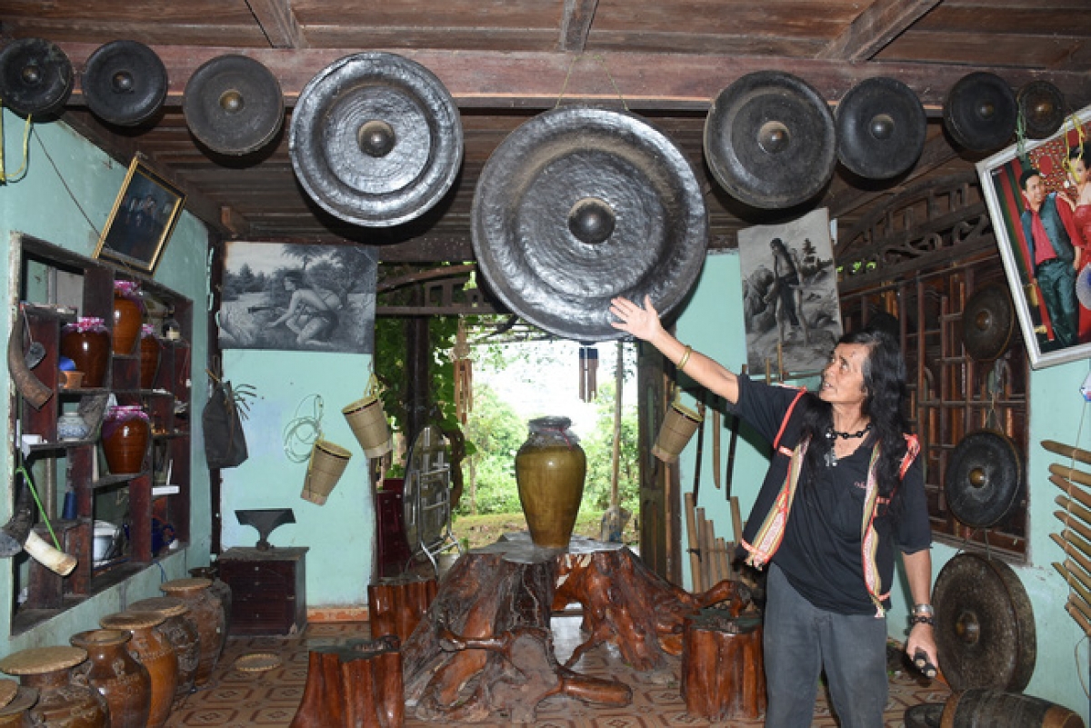 Bộ chiêng quý Klang Brong được treo trang trọng giữa nhà