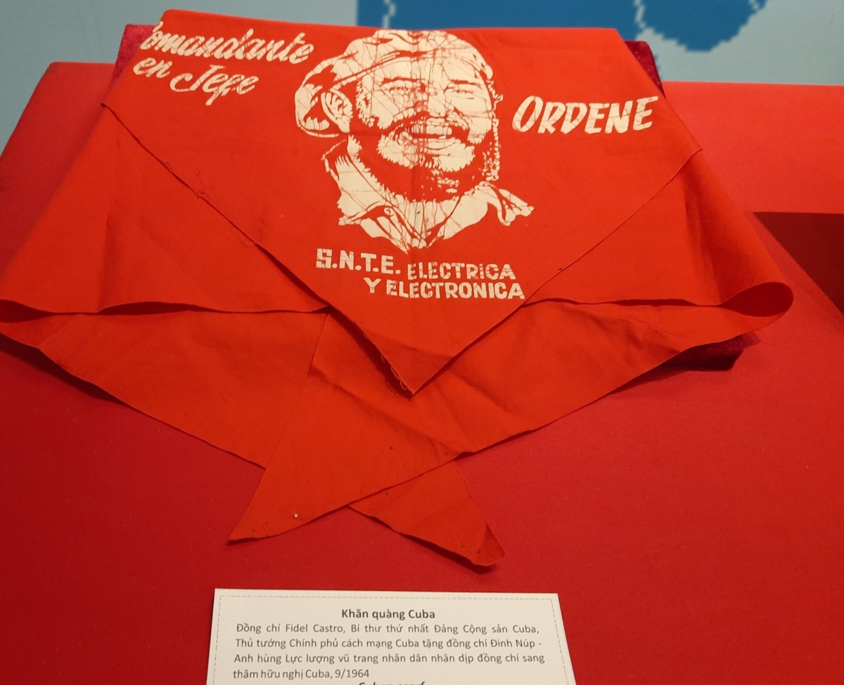 Chiếc khăn quàng đồng chí Fidel Castro, Bí thư thứ nhất Đảng Cộng sản Cuba, Thủ tướng Chính phủ cách mạng Cuba tặng đồng chí Đinh Núp, AHLLVTND nhân dịp đồng chí Núp sang thăm hữu nghị Cuba 09/1964, một trong những hiện vật được trưng bày tại cuộc triển lãm.
