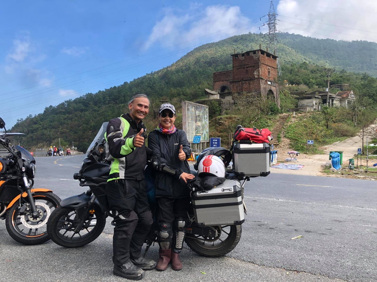 Ông Trần Lê Hùng cùng vợ là bà Ngô Thị Quý vừa hoàn thành
chuyến hành trình phượt bằng mô tô hơn 5000km các tỉnh thành miền Nam và ra Bắc