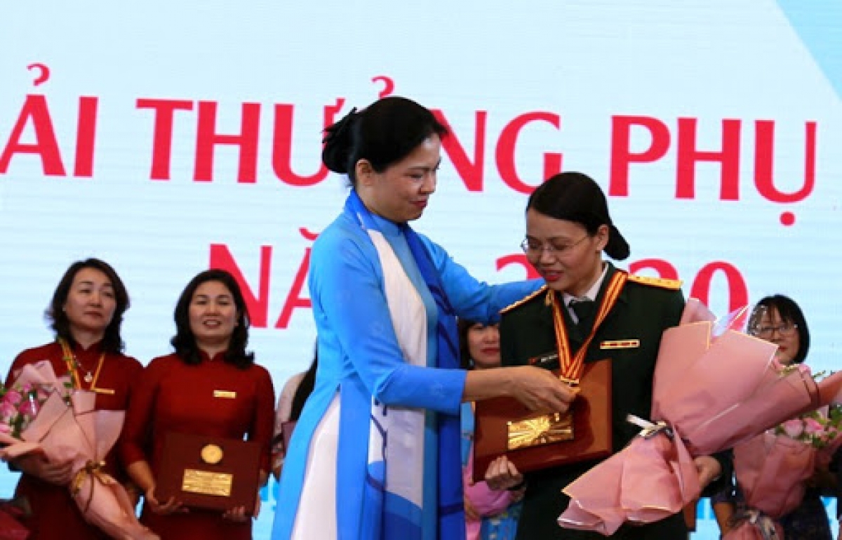 Đại úy, TS Đinh Thị Thu Hằng - 1 trong 10 cá nhân được nhận Giải thưởng Phụ nữ Việt Nam năm 2020