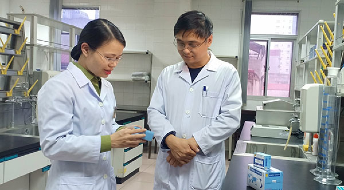 Đại úy, TS Đinh Thị Thu Hằng trong phòng thí nghiệm cùng đồng nghiệp của mình