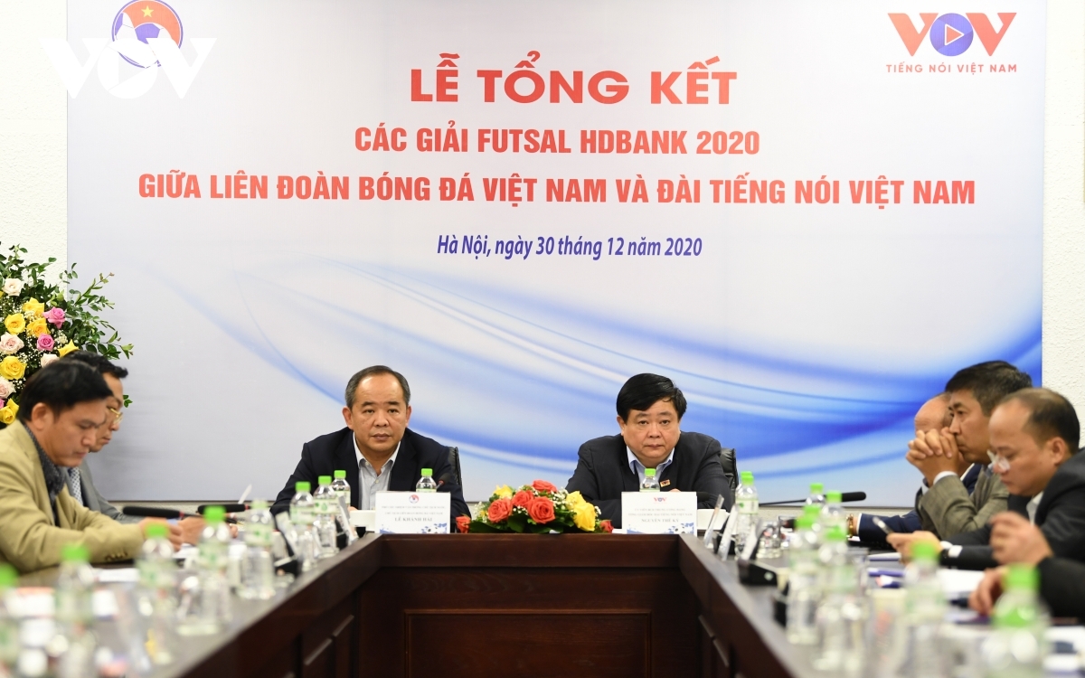 Ủy viên TƯ Đảng, TGĐ Đài TNVN Nguyễn Thế Kỷ (phải) và Chủ tịch LĐBĐ Việt Nam Lê Khánh Hải (trái) chủ trì lễ Tổng kết các giải futsal HDBank 2020