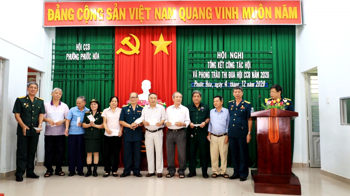Hội cựu chiến binh phường Phước Hòa khen thưởng các hội viên có thành tích xuất sắc năm 2020