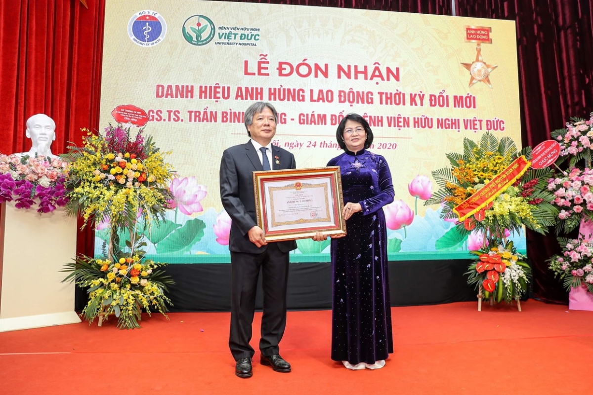 Phó Chủ tịch nước Đặng Thị Ngọc Thịnh trao danh hiệu Anh hùng Lao động cho GS.TS Trần Bình Giang-Giám đốc Bệnh viện