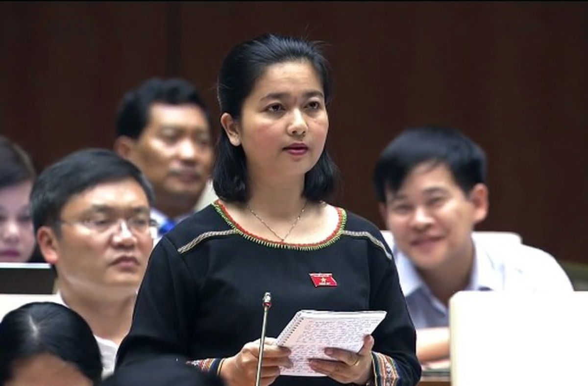 Đại biểu Kso H'Bơ Khắp (tỉnh Gia Lai) tại nghị trường Quốc hội tháng 11/2020