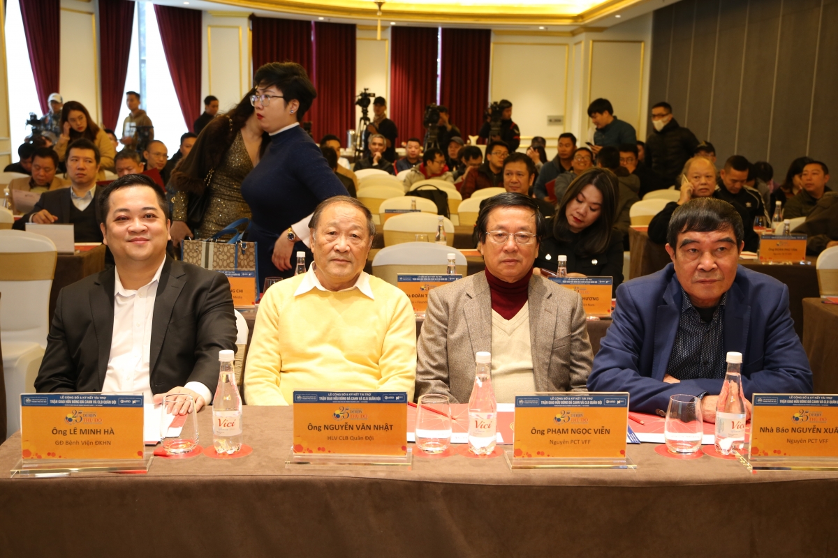 Cựu HLV Thể Công Nguyễn Văn Nhật (áo vàng) cùng các cựu PCT LĐBĐ Việt Nam tại buổi lễ công bố sự kiện tổ chức trận đấu Thể Công vs CAHN vào 20/12