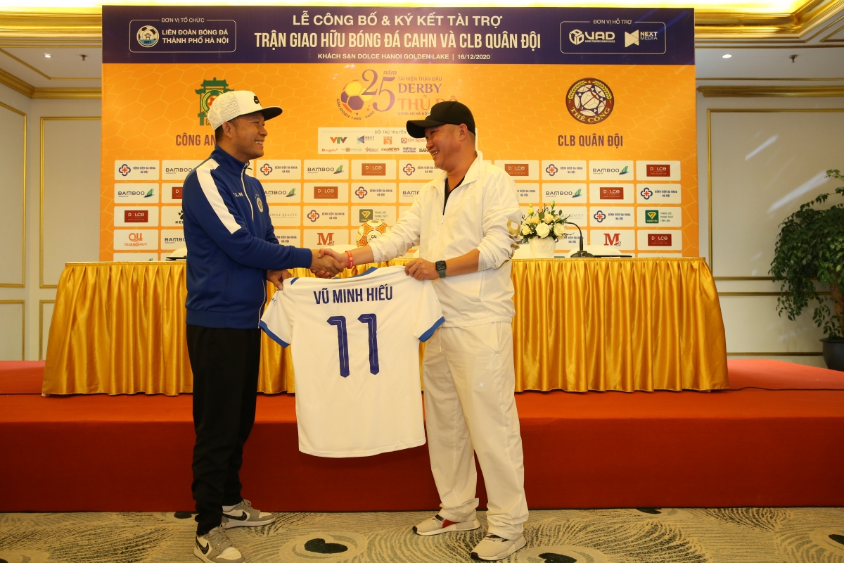 Cựu TV Vũ Minh Hiếu nhận chiếc áo số 11 quen thuộc từ nhà tài trợ áo đấu Kelme