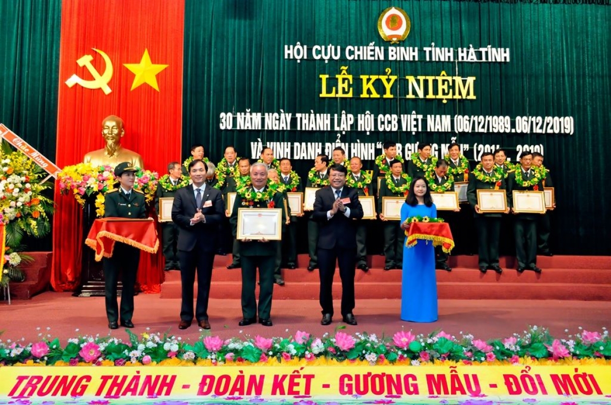 Cựu chiến binh Nguyễn Việt Dũng được vinh danh
tại lễ kỷ niệm 30 năm thành lập Hội của CCB  tỉnh Hà Tĩnh