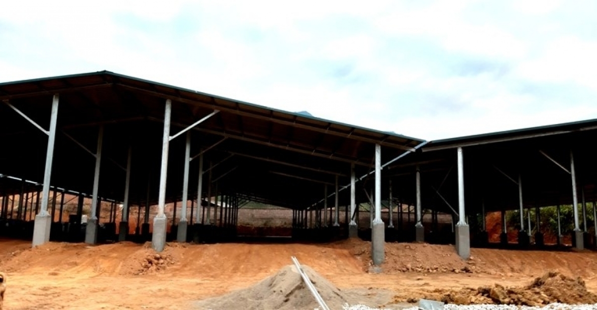 Gia đình ông Hạ đang xây lắp Dự án sản xuất pin năng lượng mặt trời kết hợp làm trang trại chăn nuôi