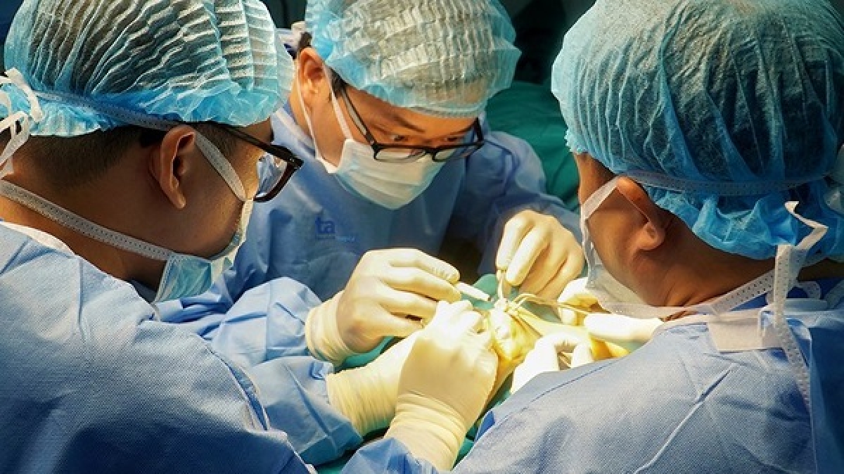 PGS.TS Trần Trung Dũng cùng các đồng nghiệp trong ca phẫu thuật thay khớp cho bệnh nhân Trần Thị Ánh 