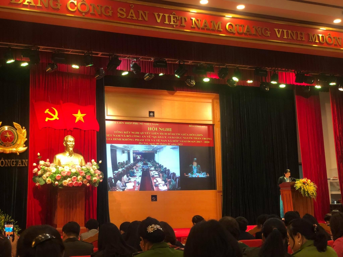 Bà Hà Thị Nga, Bí thư Đảng đoàn, Chủ tịch Hội Liên hiệp Phụ nữ Việt Nam tại hội nghị