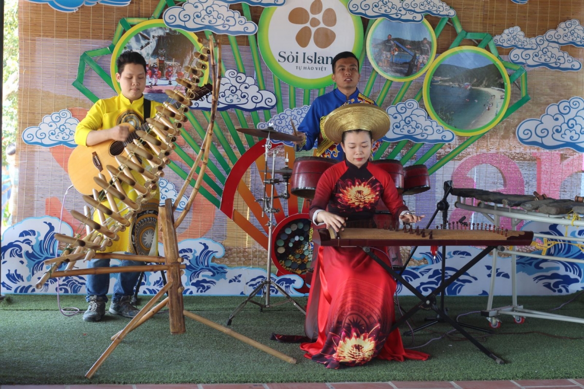 Ban nhạc với dàn nhạc cụ dân tộc Việt Nam phục vụ du khách