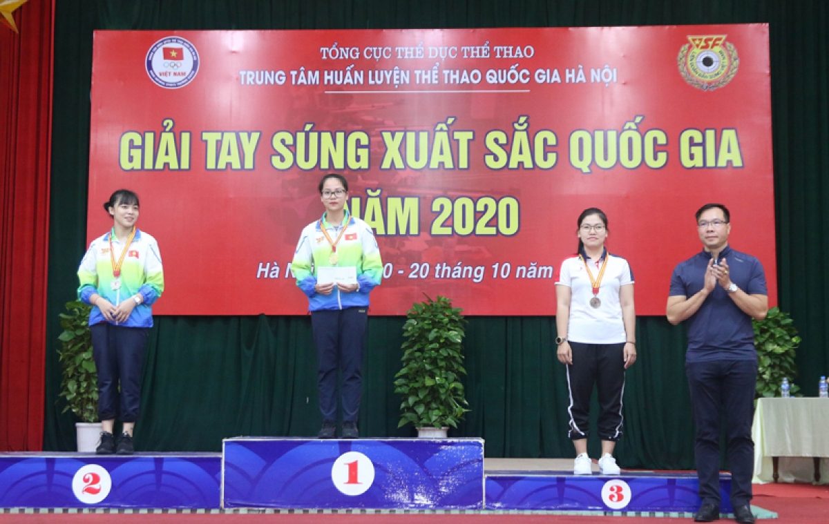 Nhà vô địch Olympic Hoàng Xuân Vinh trao giải cho các tay súng trẻ