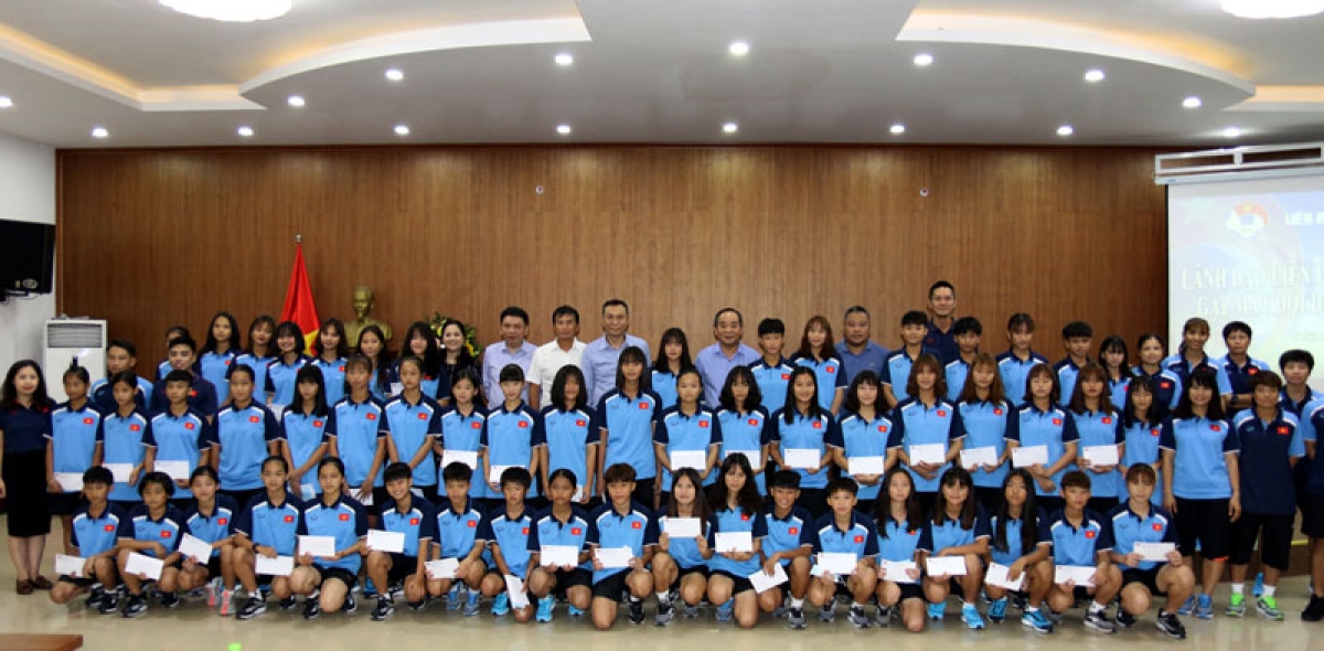 Lãnh đạo VFF trao quà cho 54 nữ cầu thủ thuộc 2 đội dự tuyển U13 và U15
