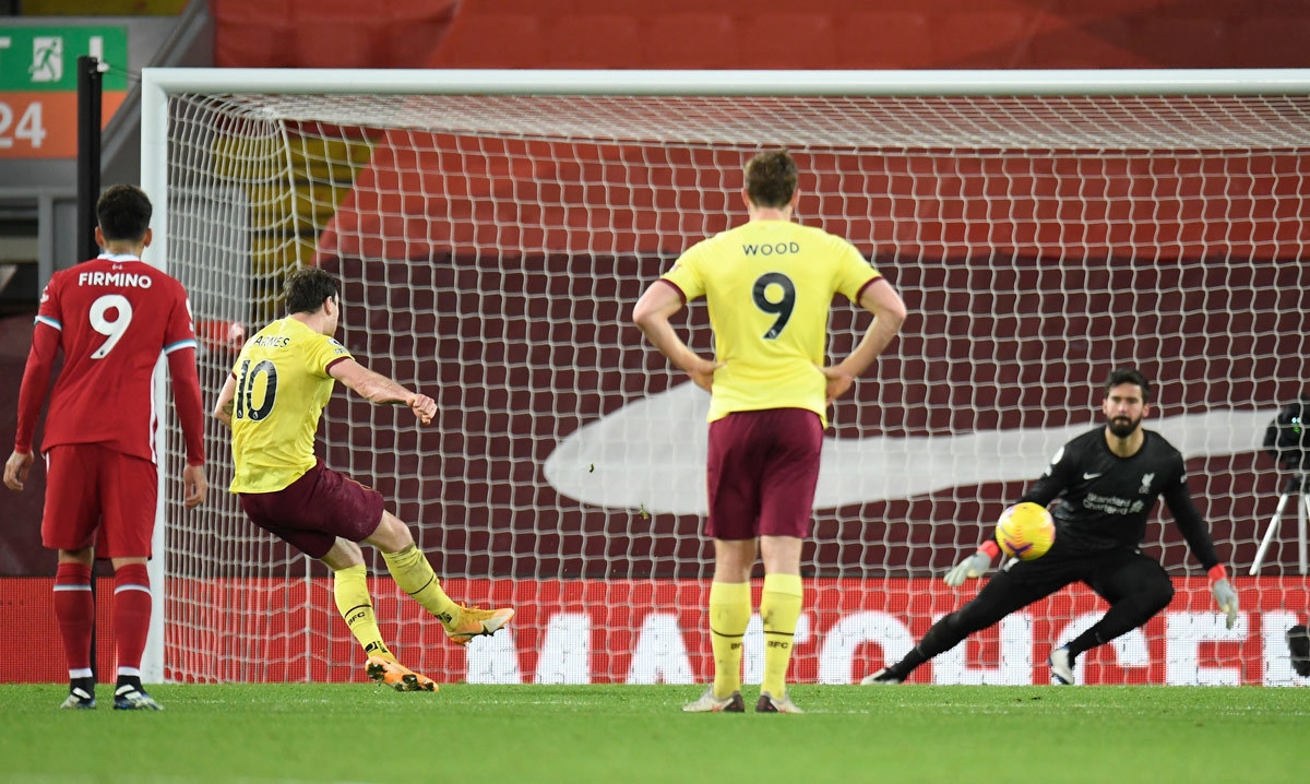 Ashley Barnes thực hiện thành công quả penalty mang về chiến thắng cho Burnley