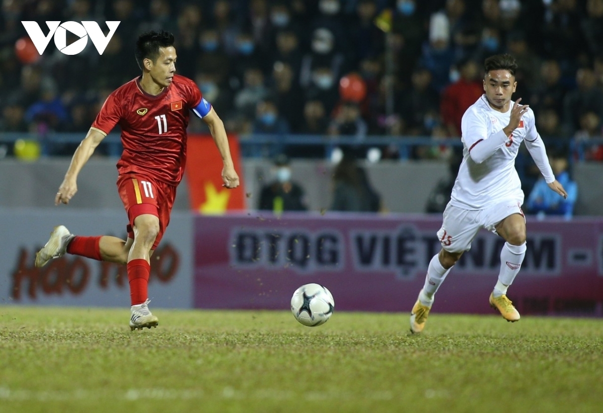 Văn Quyết ghi bàn thắng trong trận giao hữu với U22 Việt Nam.