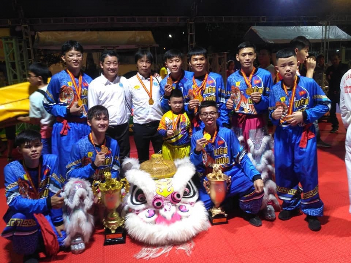 Anh Lâm Dân, trưởng đoàn Hải Nam Liên Hữu (hàng đứng, thứ 3 từ trái sang) và các thành viên của đoàn tham dự một giải đấu lân sư rồng. Ảnh: nhân vật cung cấp (NVCC)