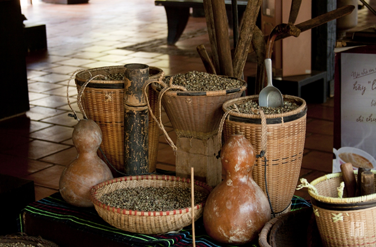 Ngoài bộ sưu tập 10.000 hiện vật được đưa về từ bảo tàng Jens Burg (Hamburg, Đức), bảo tàng còn trưng bày nhiều vật dụng, công cụ sản xuất và chế biến cà phê của người Việt từ cổ chí kim