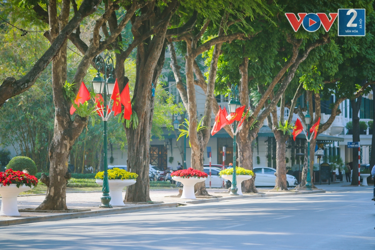 Trang trí Quốc kỳ, Đảng kỳ và hồng kỳ tại các phố quanh Hà Nội