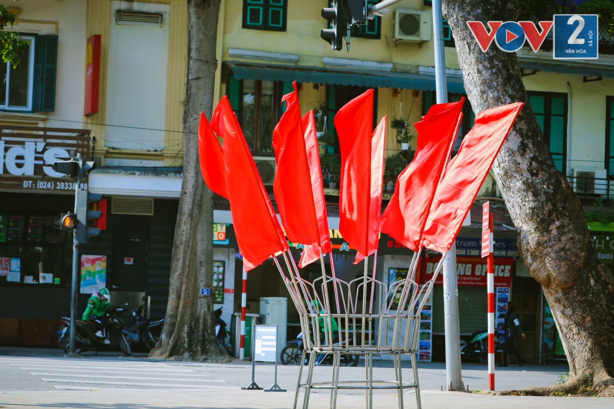 Hơn 3.000 cờ trên hệ thống giá treo cờ được trang trí tại các trục đường, tuyến phố chính, khu vực trung tâm thành phố