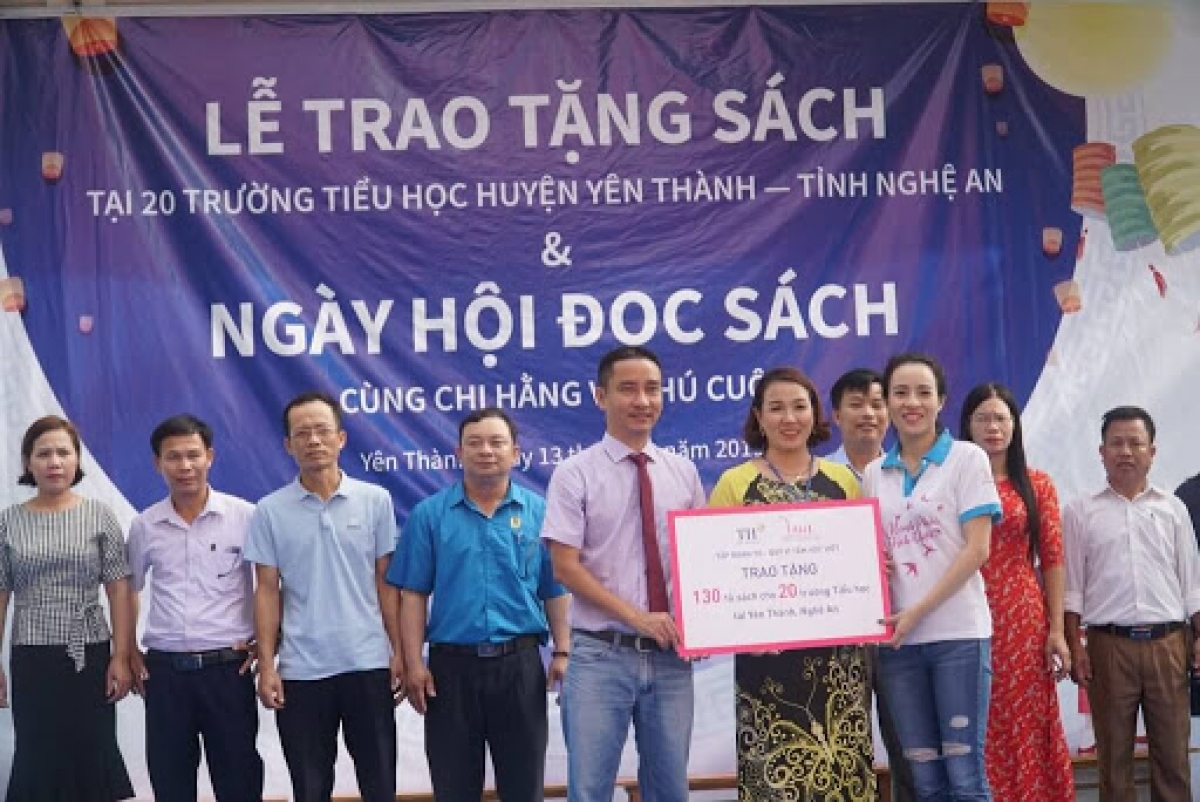 Anh Nguyễn Anh Tuấn, người sáng lập mô hình "Tủ sách nhân ái" và "Ngôi nhà trí tuệ" trao tặng sách tại huyện Yên Thành, tỉnh Nghệ An