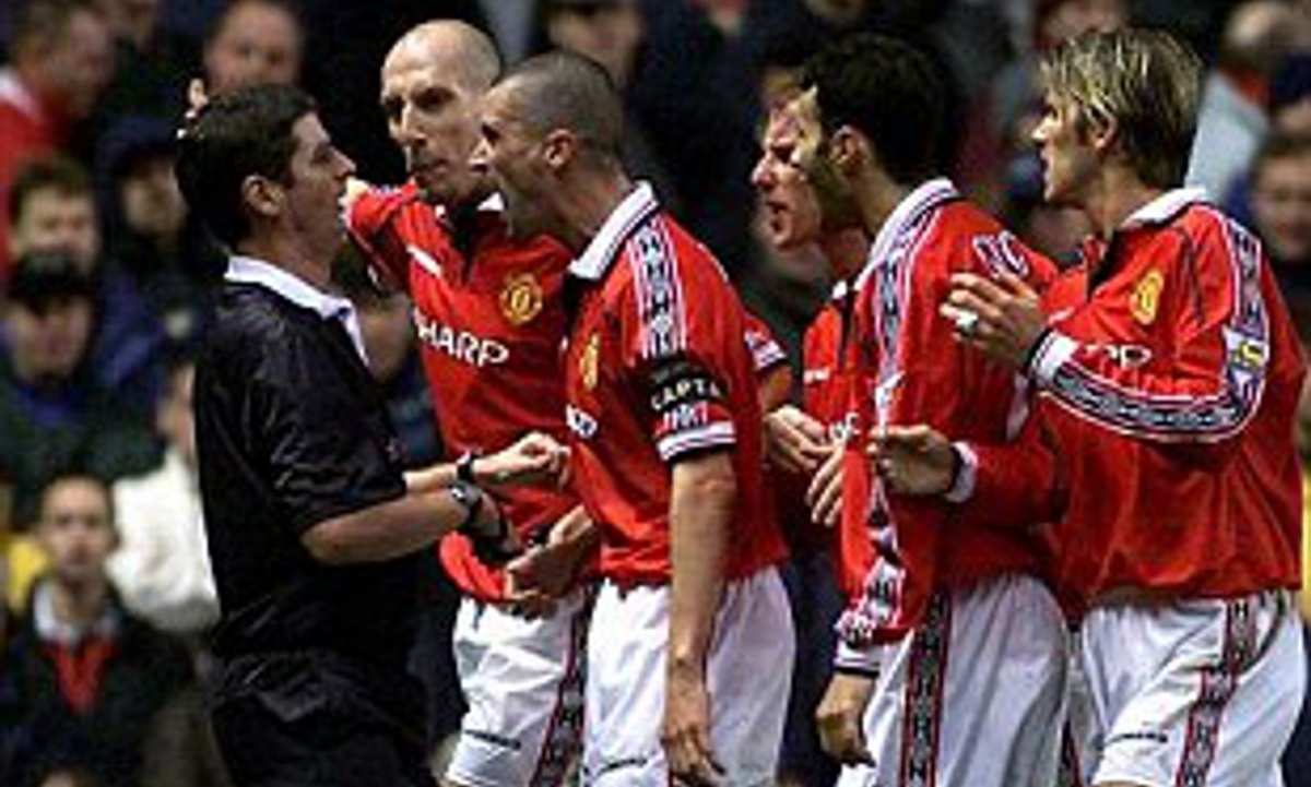 Roy Keane và đồng đội sử dụng chiến thuật "bắt nạt" đối với trọng tài Andy D’Urso... nhưng phản tác dụng