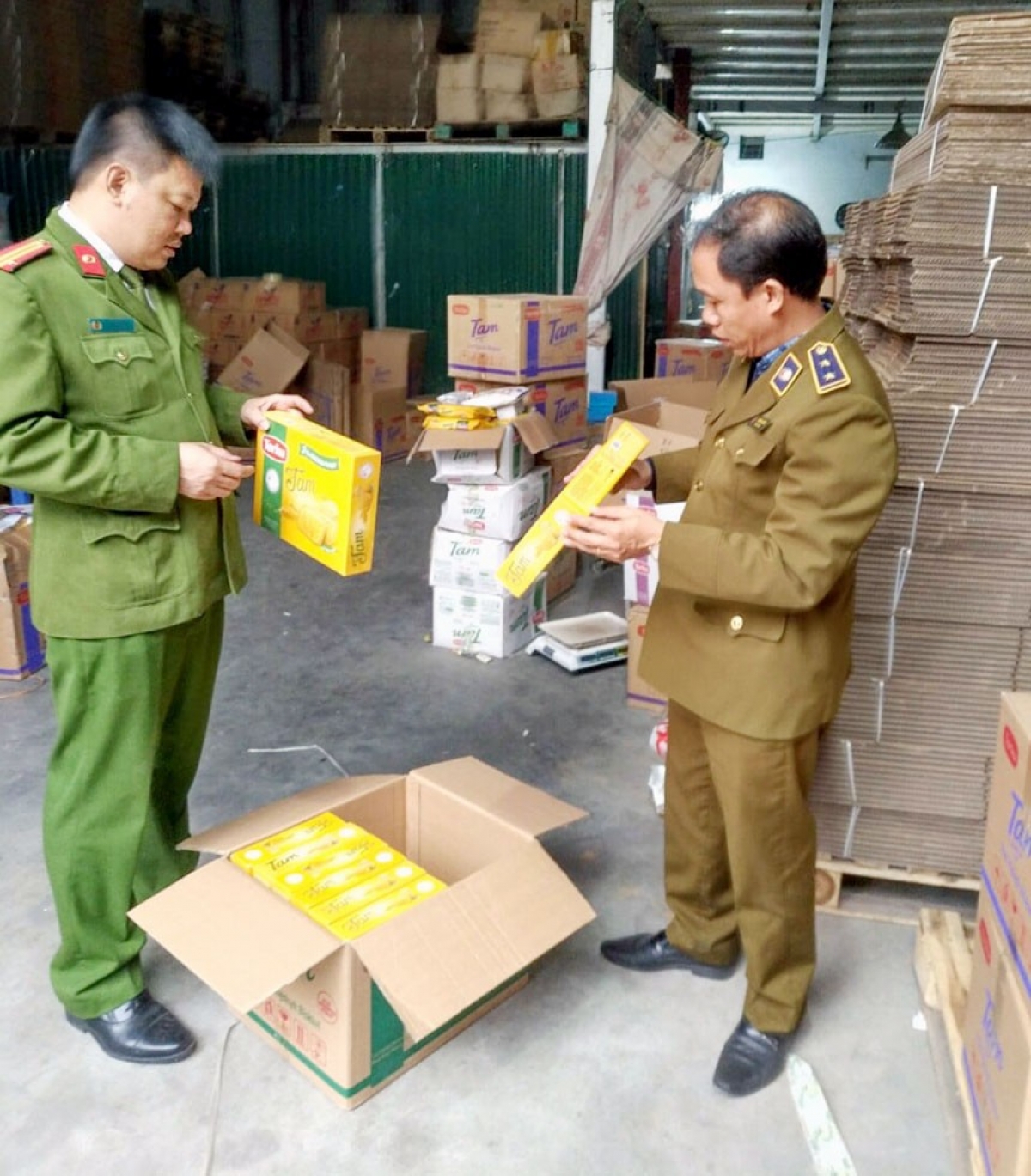 Đội quản lý thị trường số 24 TP Hà Nội và lực lượng công an
 kiểm tra kho hàng của công ty TNHH Chế biến nông sản Minh Quang 