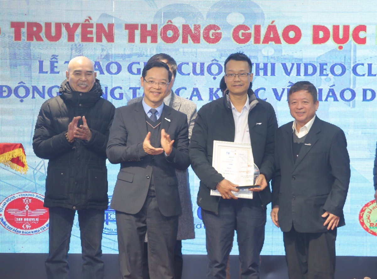 Với ca khúc: "Vững tin bạn nhé", tác giả Phạm Xuân Hải đạt giải Nhất
cuộc vận động sáng tác ca khúc về Giáo dục nghề nghiệp.