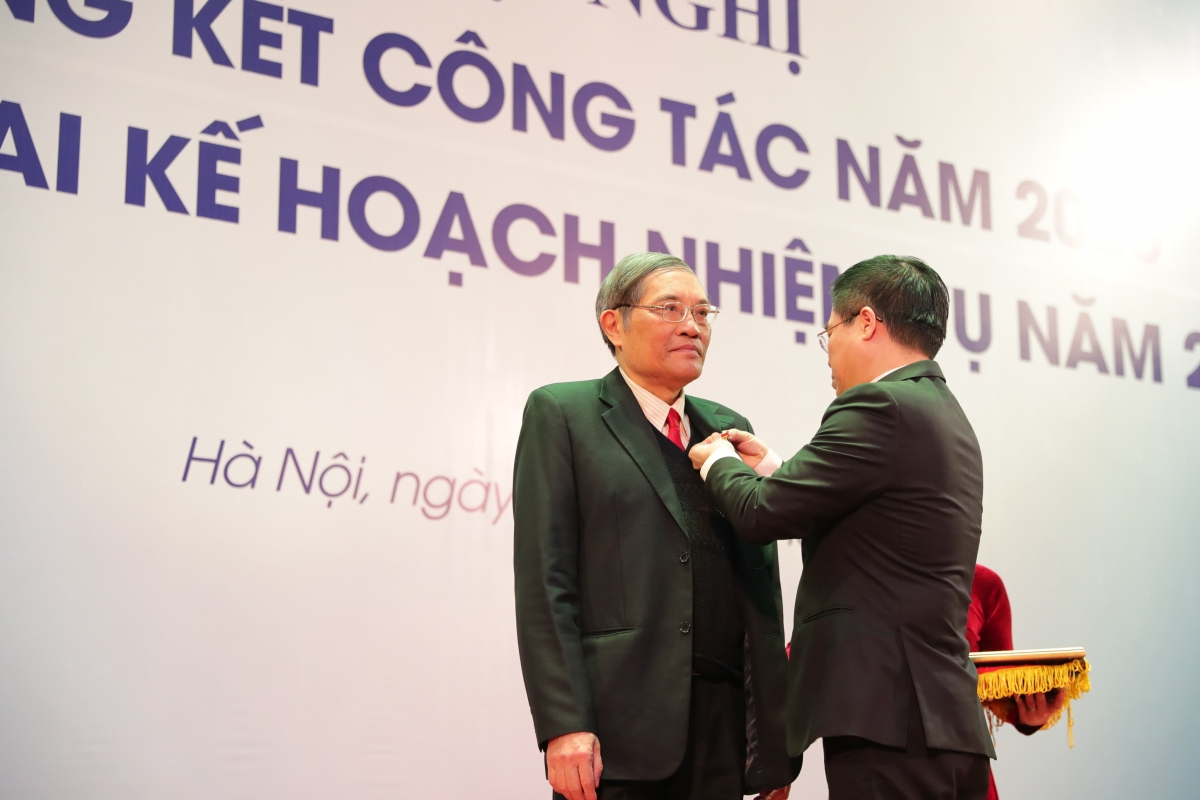 GS.TSKH Đặng Hùng Thắng nhận huy hiệu Nhà giáo nhân dân 