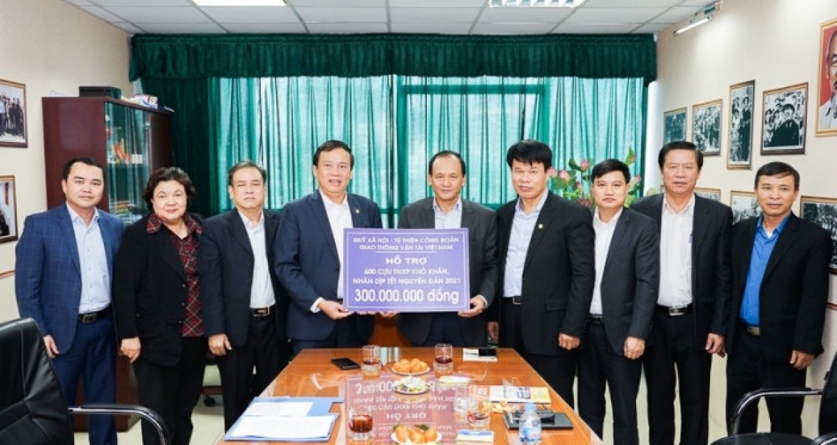 Thứ trưởng Bộ GTVT Nguyễn Nhật và Chủ tịch Công đoàn GTVT VN Đỗ Nga Việt trao 300 triệu hỗ trợ cho các cựu thanh niên xung phong có hoàn cảnh khó khăn