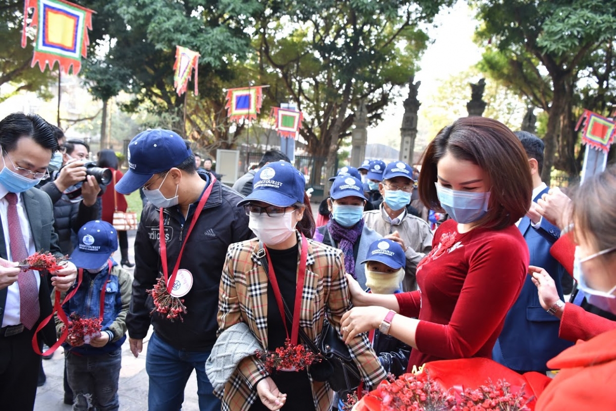 Lãnh đạo Sở Du lịch tặng hoa chào đón đoàn khách du lịch đầu tiên năm 2021 đến Hà Nội và tham quan Văn Miếu – Quốc Tử Giám