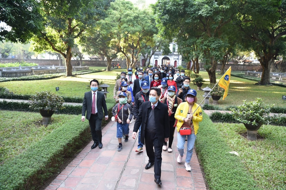 Đoàn khách du lịch đầu tiên đến Hà Nội năm 2021
 