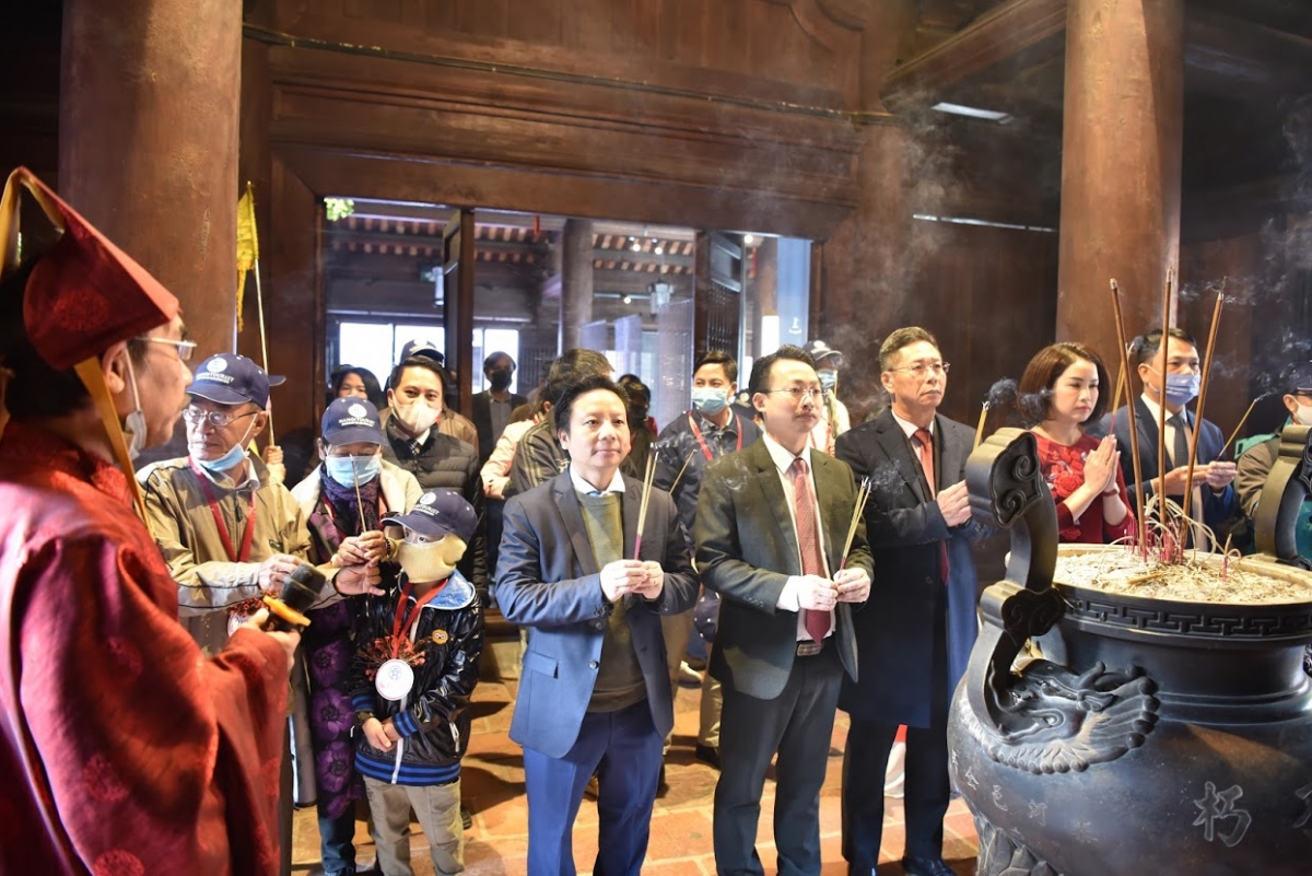 Các du khách cùng đại biểu tham gia buổi lễ thực hiện nghi thức dâng hương và nghe chúc văn tại nhà Tiền đường Di tích Văn Miếu – Quốc Tử Giám