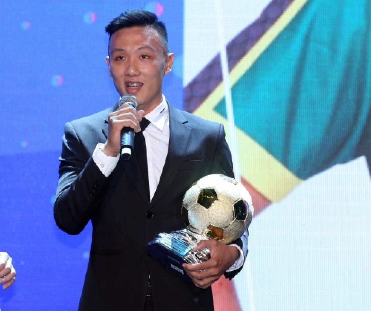 Nguyễn Minh Trí lần đầu tiên nhận giải Quả bóng Vàng
