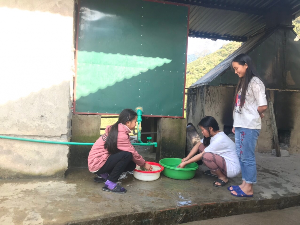 Học sinh Trường THCS và THPT Bát Xát (Bát Xát, Lào Cai) sử dụng nước nóng. Ảnh: NVCC