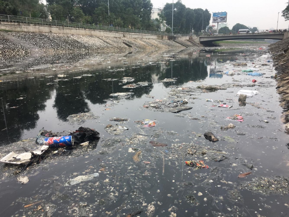 Rác nổi đẩy sông Tô Lịch, gây ô nhiễm nghiêm trọng