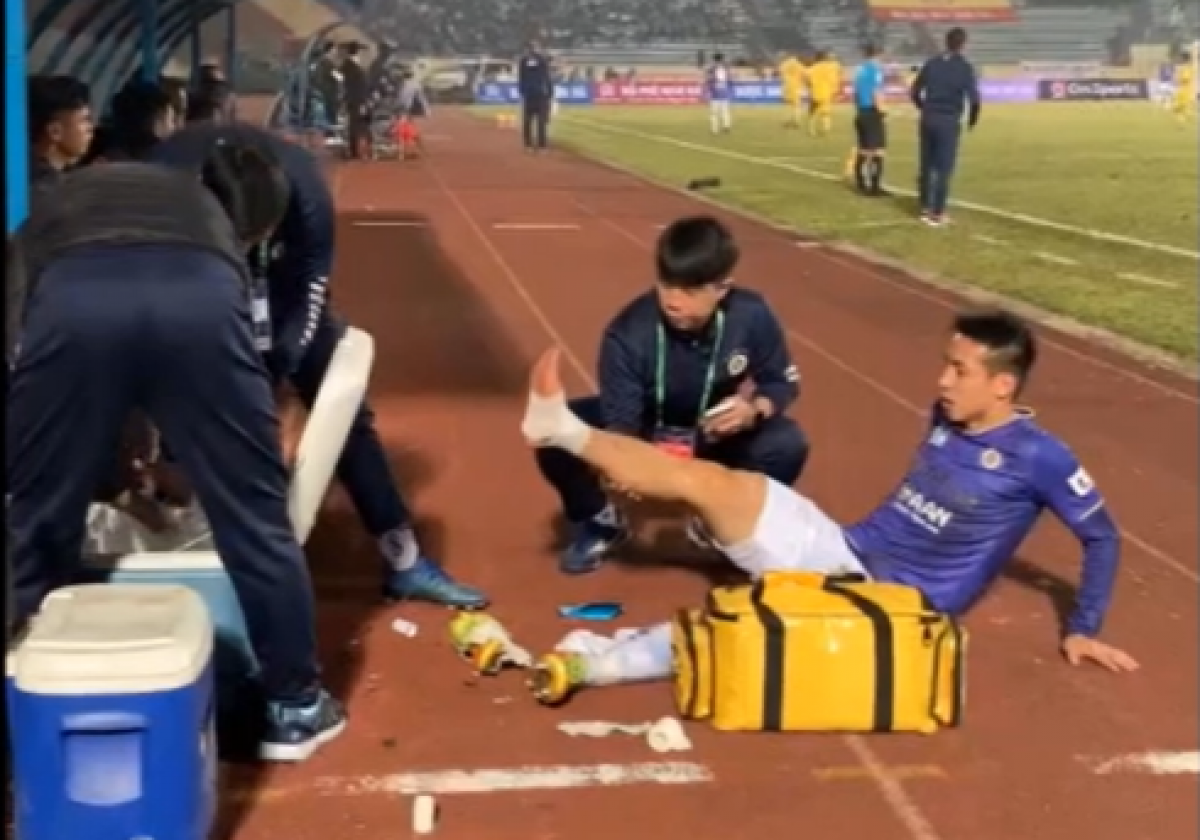 Chấn thương cổ chân của Hùng Dũng khiến đội hình Hà Nội FC càng thêm sứt mẻ lực lượng nghiêm trọng