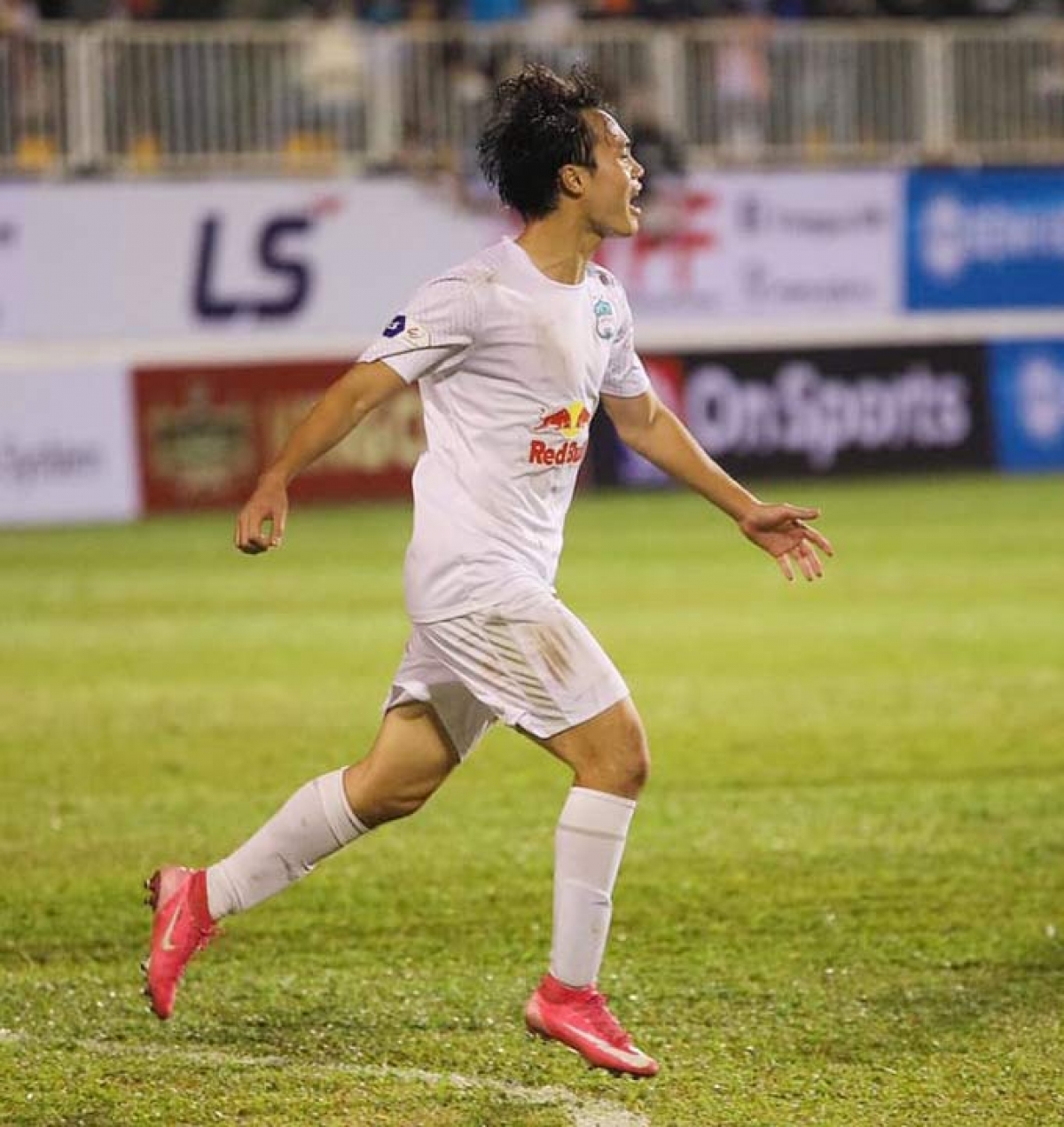 Văn Toàn ghi bàn thắng ấn định tỷ số 2-1 cho Hoàng Anh Gia Lai