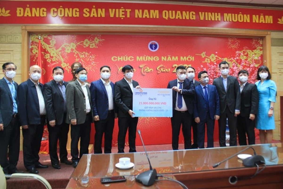 Bộ trưởng Bộ Y tế và  đại diện CT Cổ phần Thaiholdings và Ngân hàng Bưu điện Liên Việt tại buổi lễ