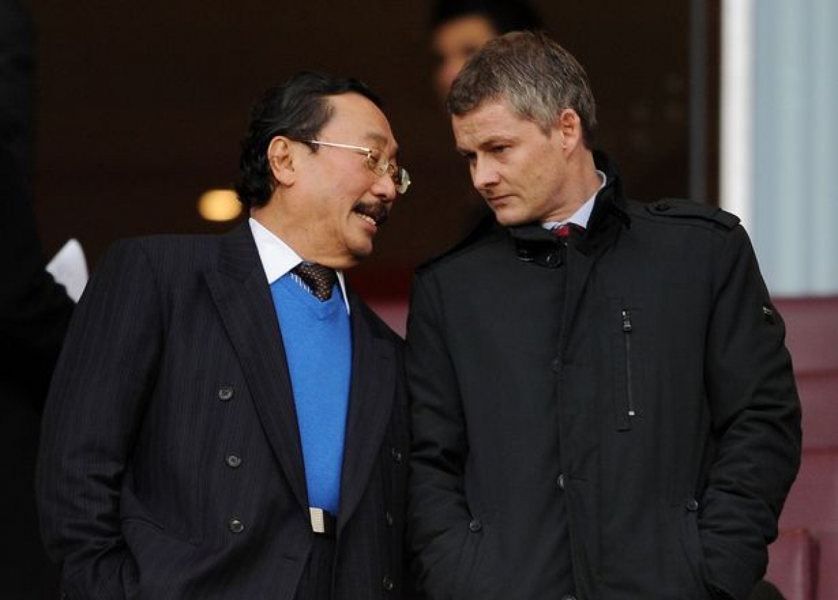 Ông chủ Cardiff City, Vincent Tan, trò chuyện với Ole Gunnar Solskjaer vào tháng 1/2014
