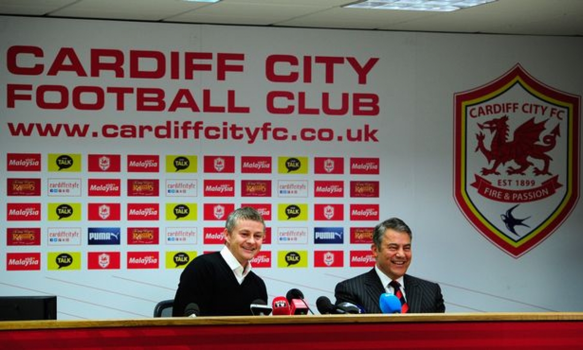 Ole Gunnar Solskjaer đối mặt với báo chí sau khi được công bố là người quản lý mới của Cardiff, cùng với Chủ tịch Mehmet Dalman