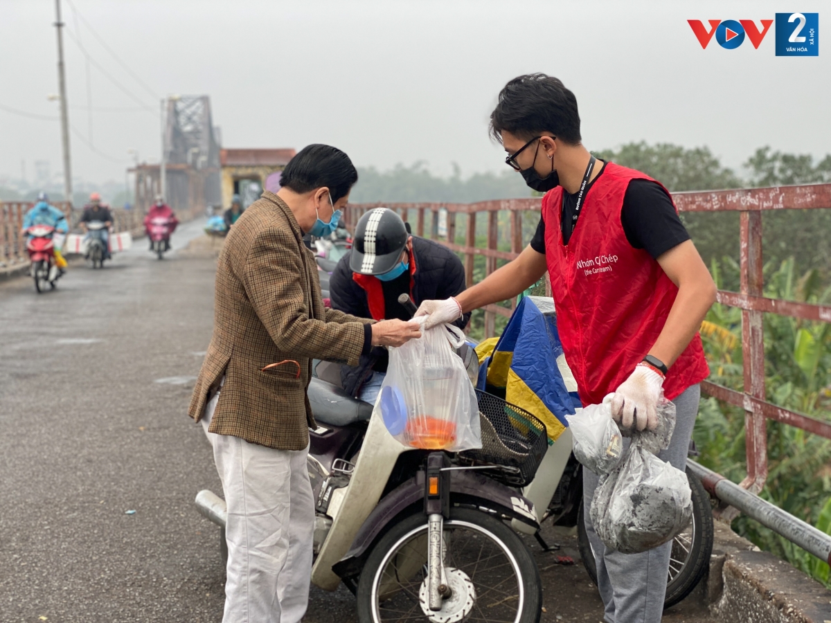 Nhóm câu lạc bộ Cá chép thực hiện chương trình Đường Táo Quân giúp người dân thả cá chép và thu gom túi nilon