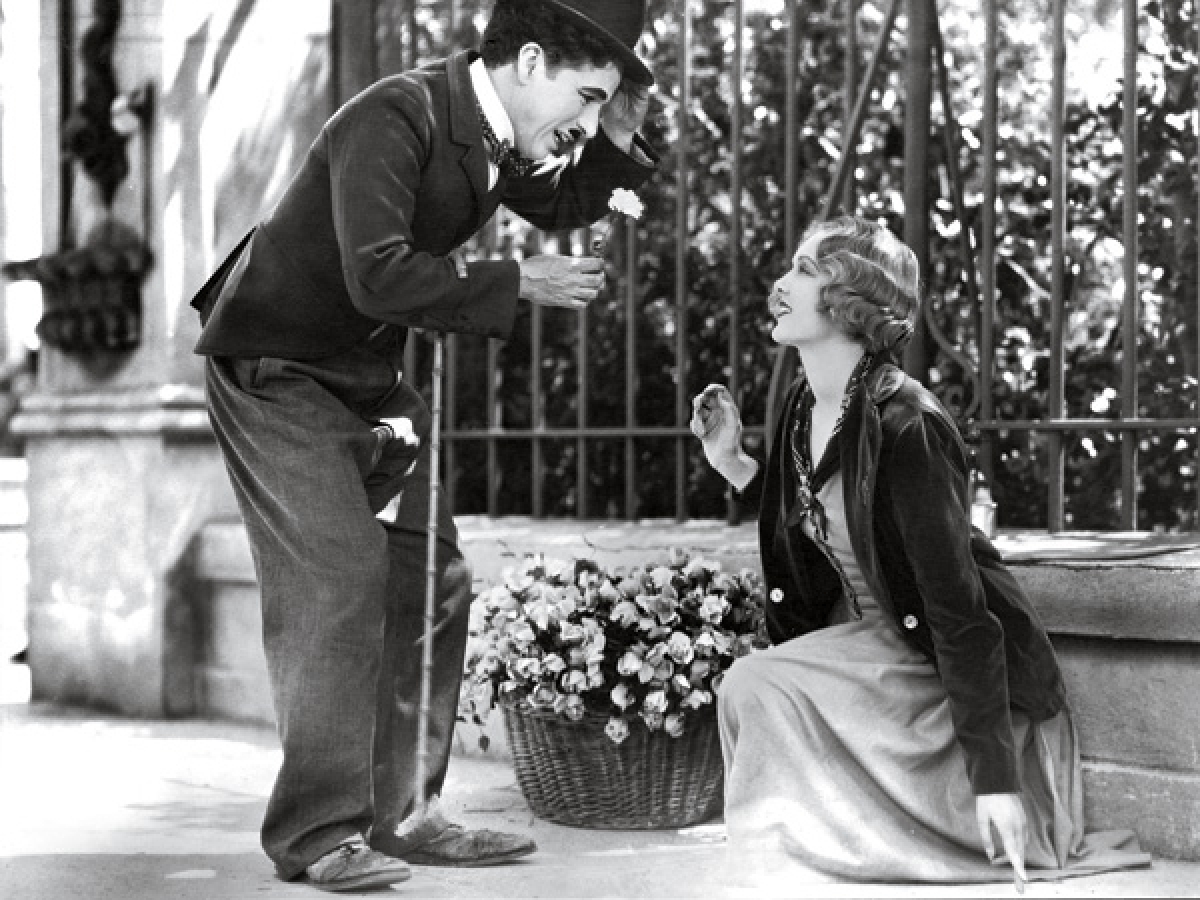 Charlie Chaplin thành công bởi quan niệm làm nghề khắt khe đến mức nghiệt ngã. Ông từng yêu cầu bạn diễn thực hiện một cảnh quay tới 360 lần
