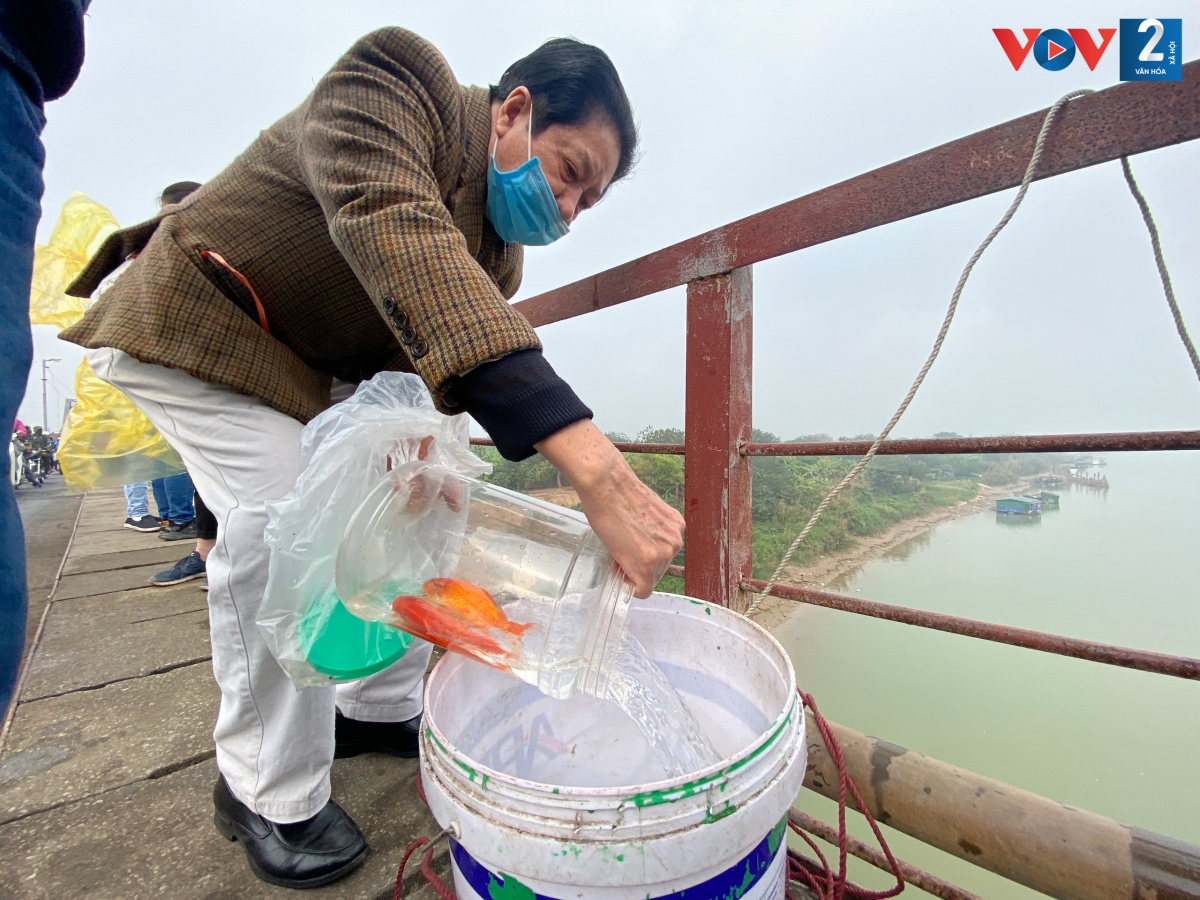 Ông Chính ở quận Cầu Giấy, Hà Nội, cho biết: “Biết có đội tình nguyện từ năm ngoái nên hôm nay đi bộ lên đây nhờ các bạn thả cá giúp. Việc làm của các bạn sinh viên tại đây thật sự rất có ý nghĩa, giúp người dân Hà Nội có ý thức hơn trong việc xử lý rác thải”.