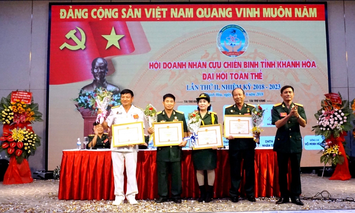 Cựu chiến binh Phạm Văn Đoàn (thứ 2 từ trái qua) nhận Bằng khen của Hiệp Hội doanh nhân Cựu chiến binh Việt Nam