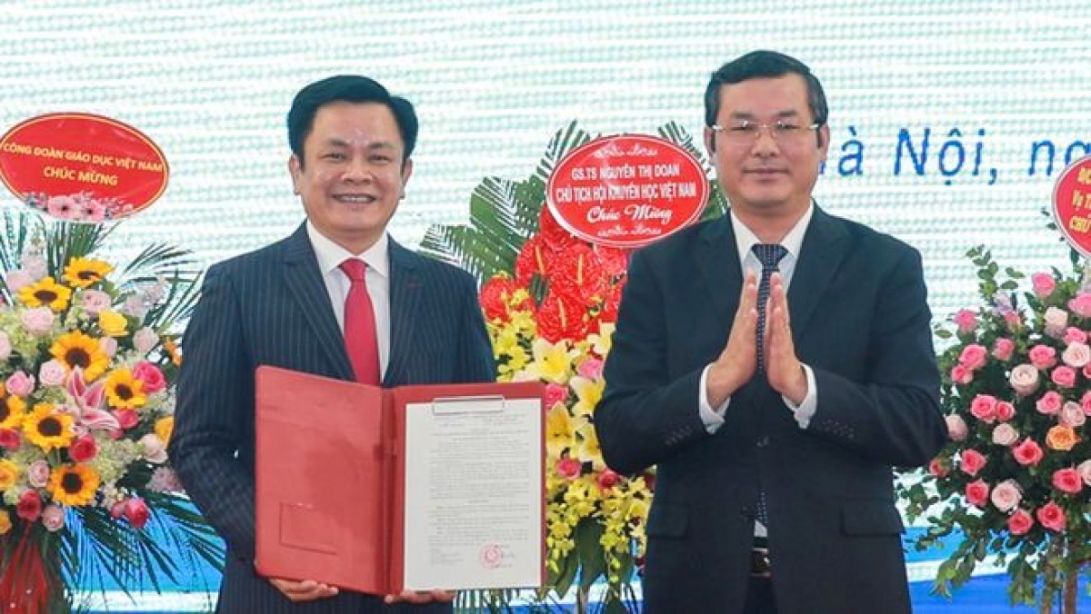 Thứ trưởng Bộ GD&amp;ĐT Nguyễn Văn Phúc trao quyết định Hiệu trưởng cho PGS.TS Nguyễn Hoàng 