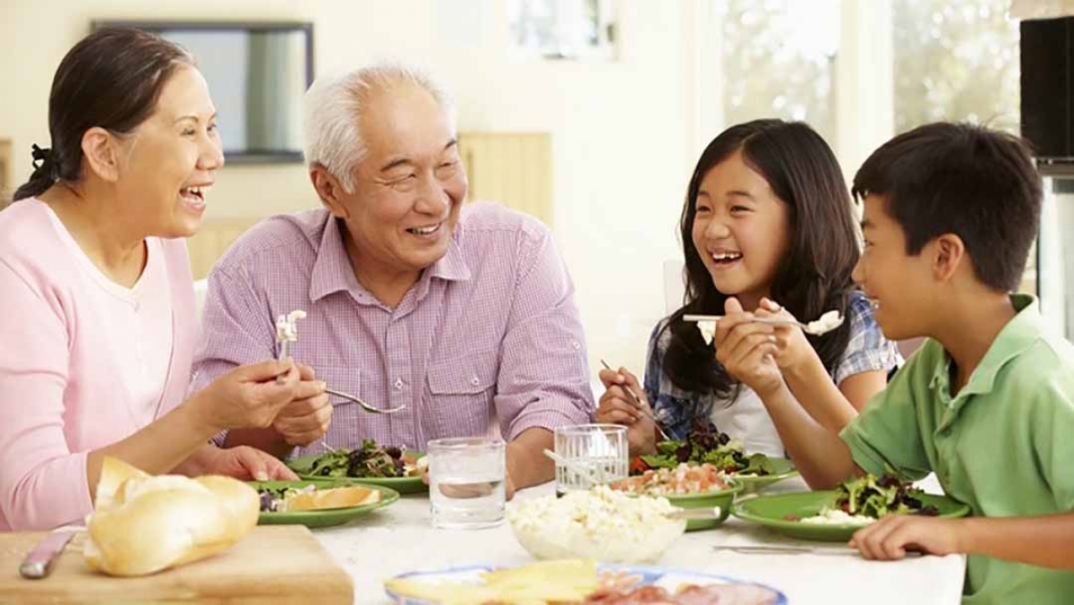 Để phòng tránh dịch COVID-19, người cao tuổi cần chú ý tăng cường chế độ dinh dưỡng